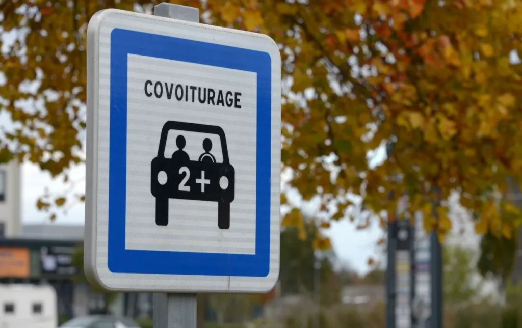 Accident pendant un covoiturage : constat, assurance, responsabilité